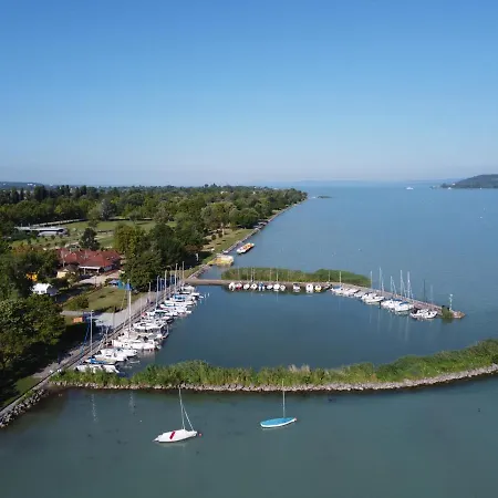 Lakeside Luxury Lejlighed