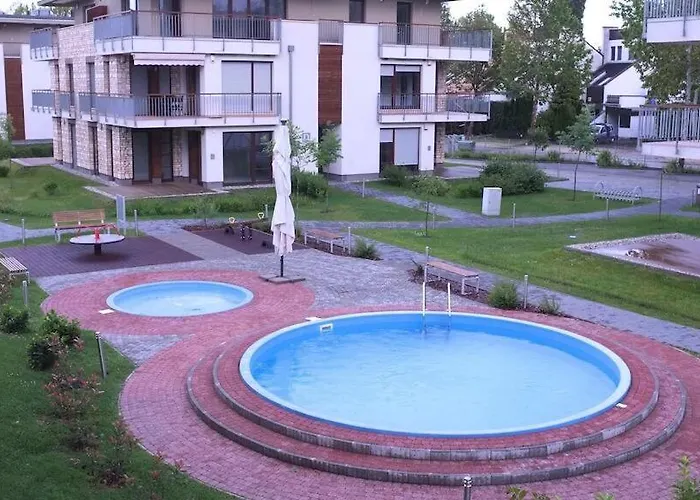 Lakeside Luxury Apartment *